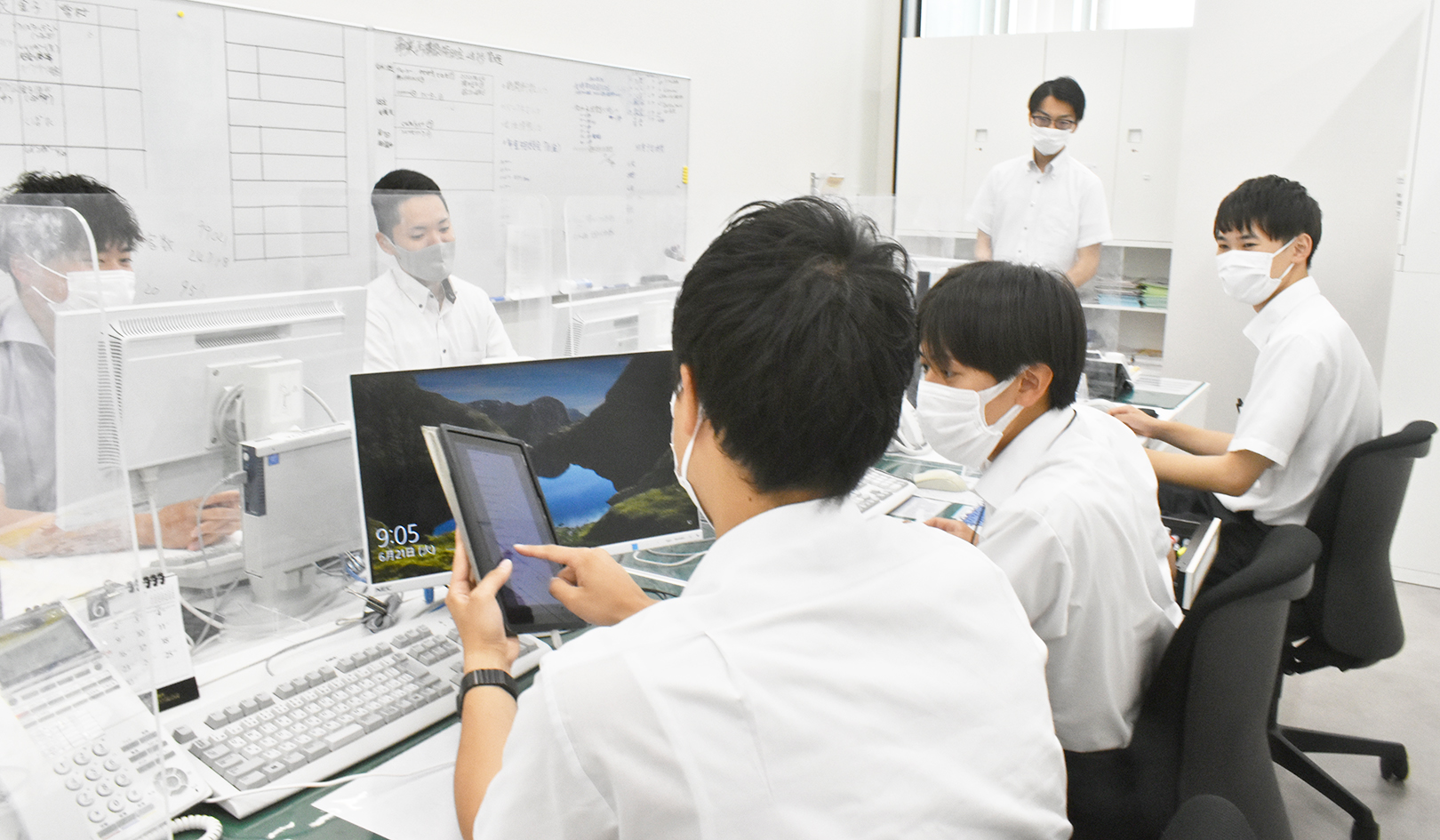当日の訪問先などについてミーティングする渉外職員（6月21日、本店）